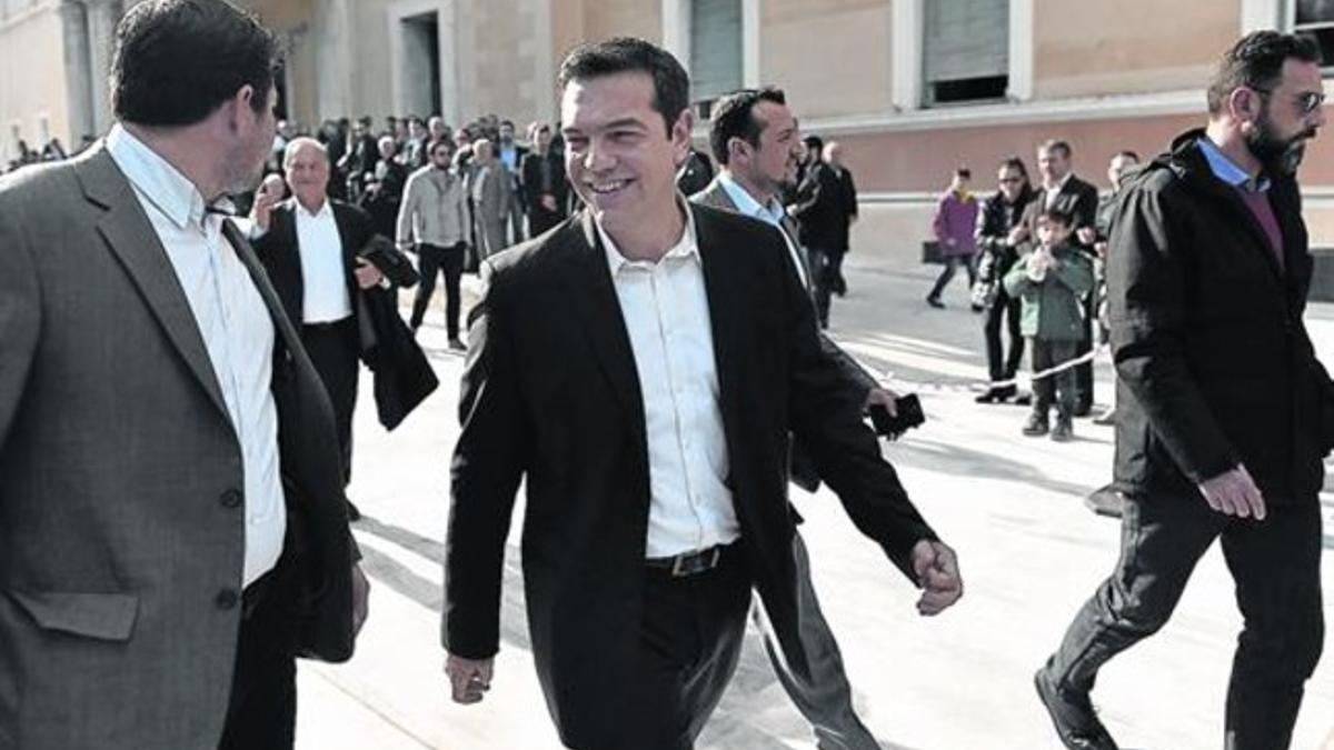 Alexis Tsipras, sonriente, a su salida ayer del Parlamento griego, en Atenas.