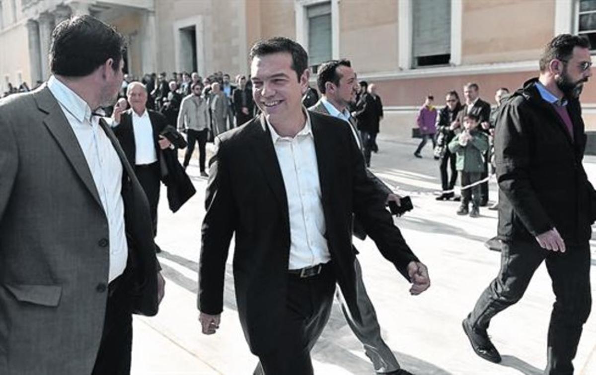 Alexis Tsipras, somrient, a la sortida ahir del Parlament grec, a Atenes. Alexis Tsipras, somrient, a la sortida ahir del Parlament grec, a Atenes.