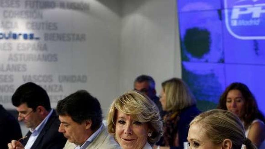 Aguirre y Cifuentes (dcha.), en una reunión del PP madrileño en 2015. A la izq., el también expresidente Ignacio González. // E. Press