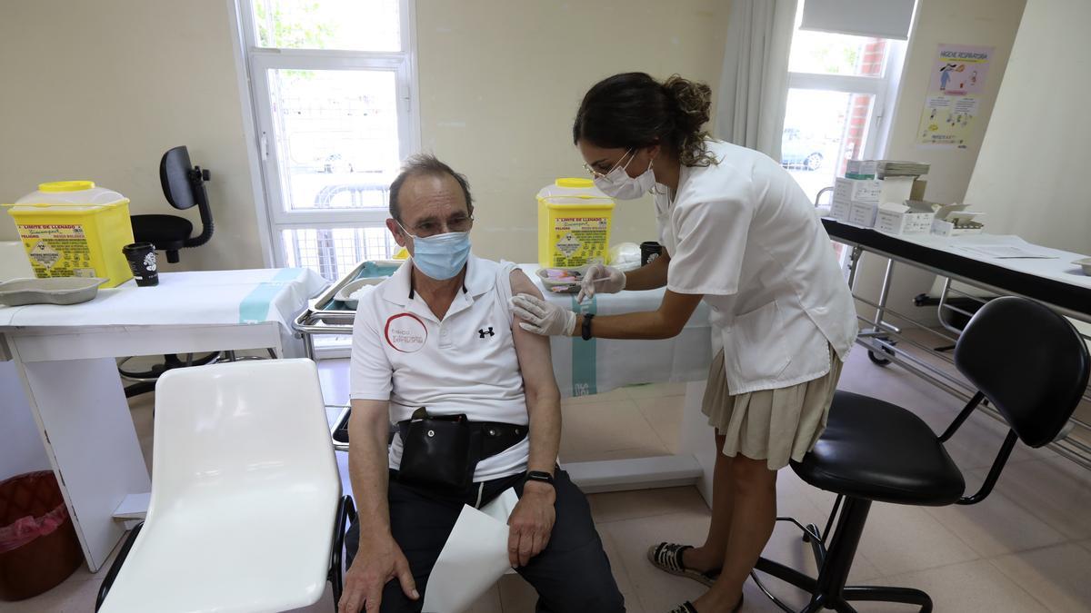 Un hombre recibe la vacuna contra el covid, el pasado 4 de agosto, en el centro de salud de La Bombarda, en Zaragoza
