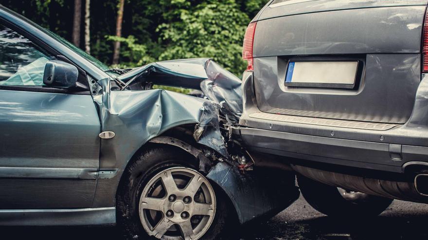 Alerta por una nueva estafa: te abollan el coche y te dejan un número de teléfono al que no debes contestar