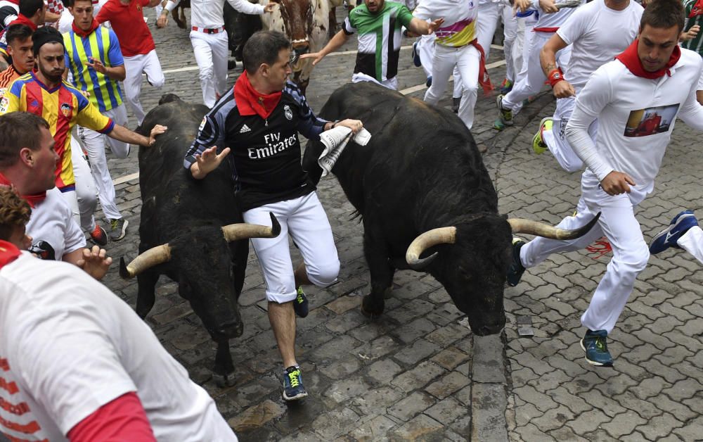 Los toros de Fuente Ymbro cumplen protagonizan un encierro rápido y limpio