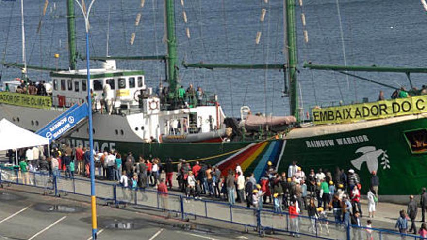 El buque de Greenpeace, el &#039;Rainbow Warrior II&#039;, ayer, en el puerto de A Coruña. / fran martínez