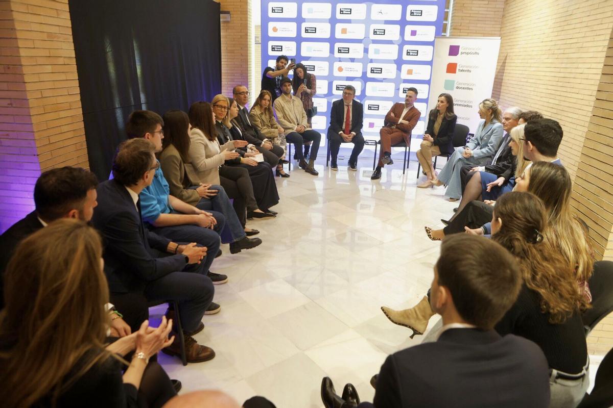 La reina Letizia junto a la vicepresidenta Yolanda Díaz en su encuntro con docentes y voluntarios del Plan Valencia de la Fundación Princesa de Girona.