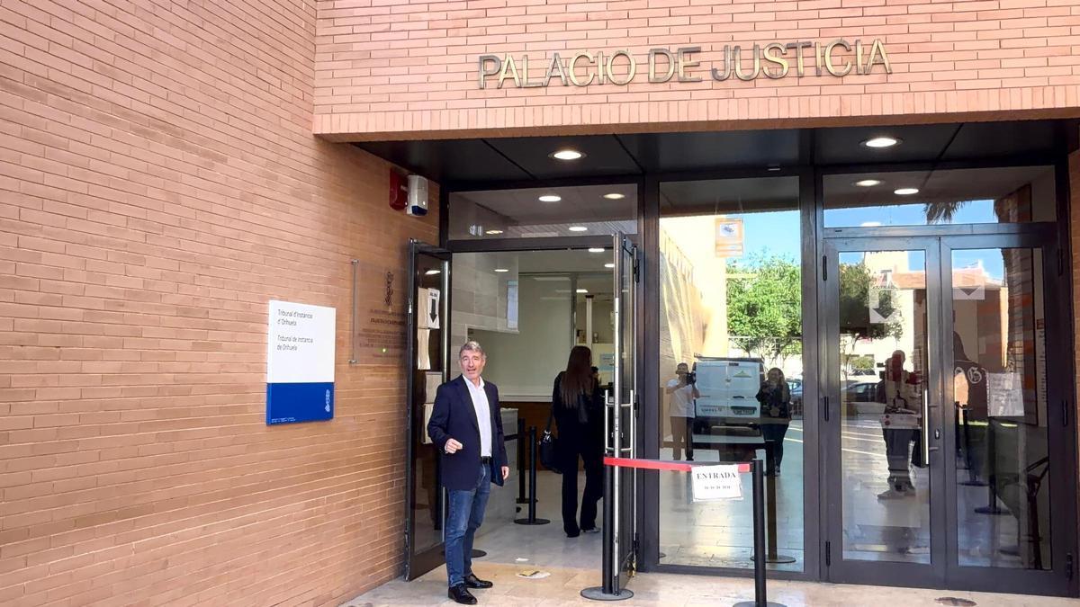 Pepe Vegara a las puertas del Palacio de Justicia de Orihuela este viernes