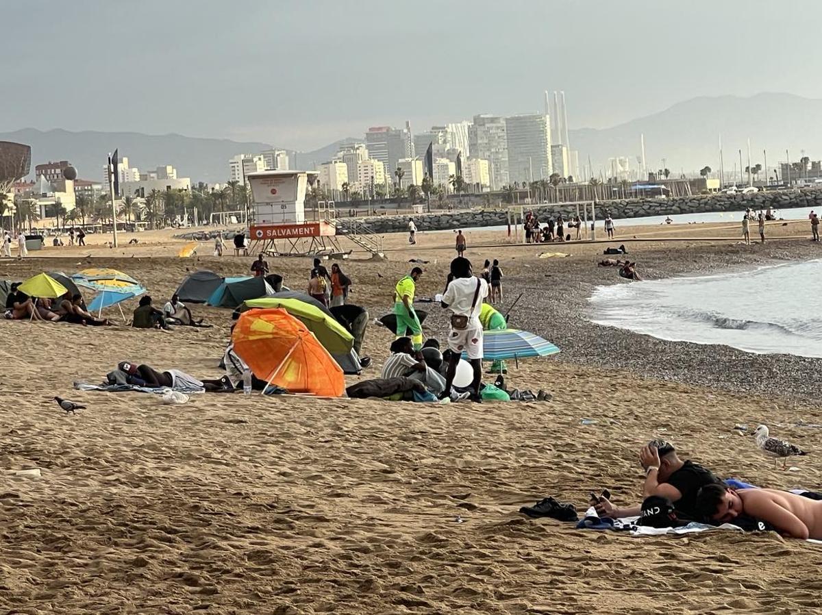 Algunas de las personas instaladas en la playa o que pernoctan eventualmente en la Barceloneta.