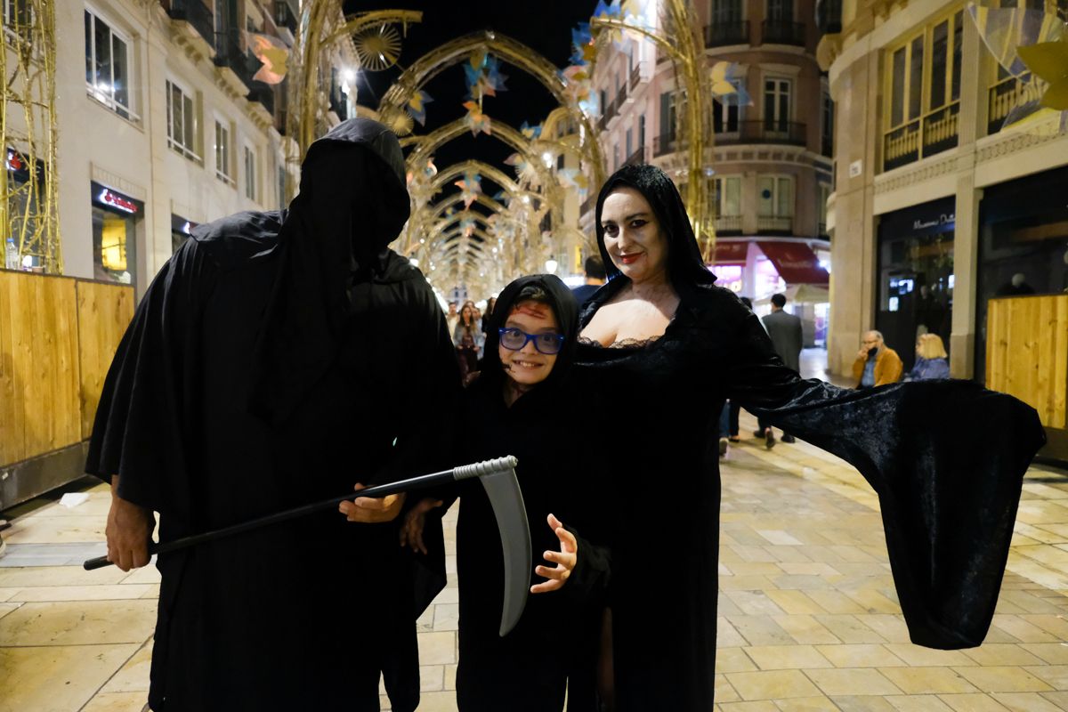 Las calles del centro de Málaga se llenan de máscaras y disfraces por Halloween