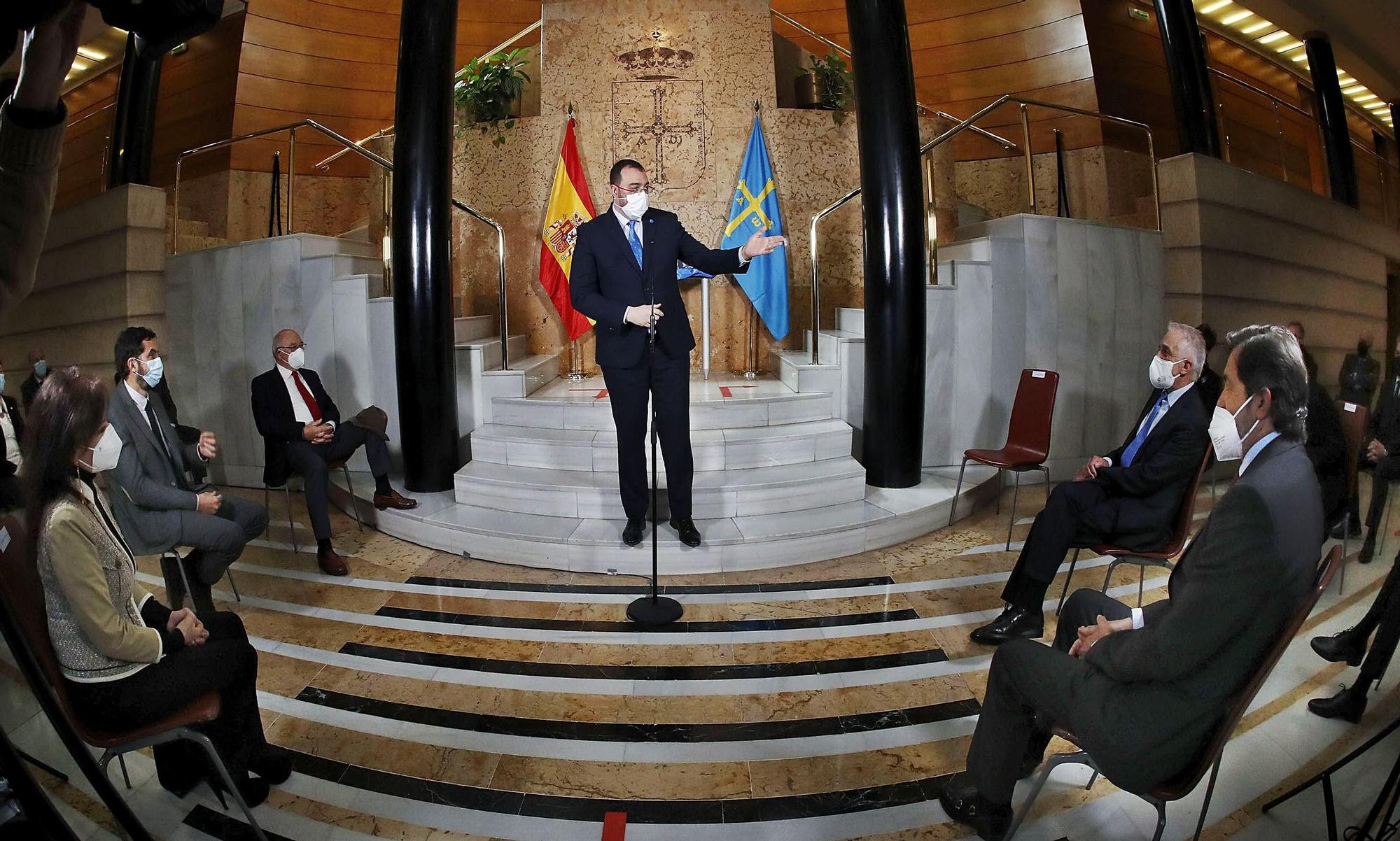 Adrián Barbón, durante su intervención en el acto. A la derecha, Pedro de Silva y Javier Fernández; a la izquierda, de atrás adelante, Juan Luis Rodríguez-Vigil, Sergio Marqués hijo y Soledad Saavedra, viuda de Vicente Álvarez Areces. | A. Álvarez