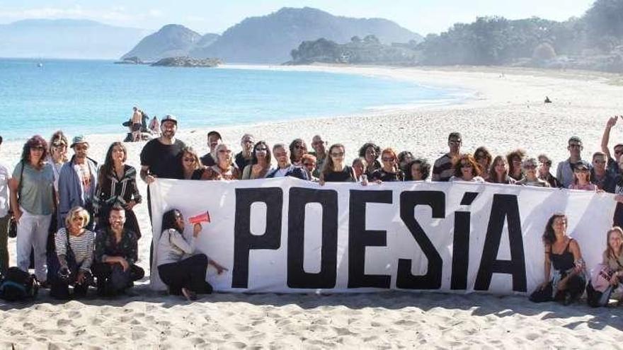 Los poetas, en la playa de Rodas de Cíes. // Bernard Betancourt