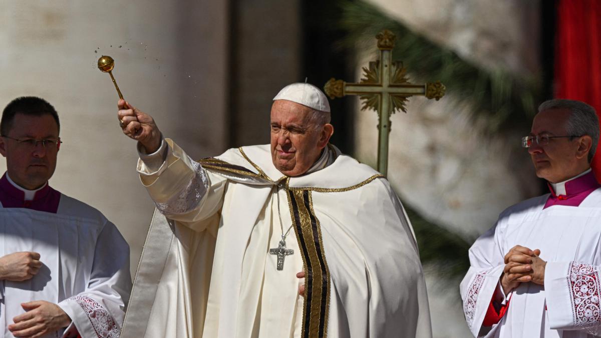 El papa Francisco reaparece en la misa de Pascua en la basílica de San Pedro