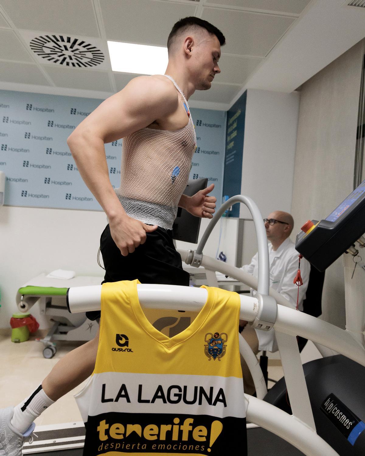 Fridriksson, pasando reconocimiento médico.