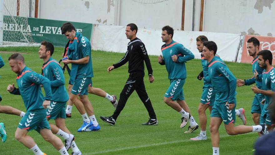 José Luis Acciari entre un grupo de jugadores durante un entrenamiento.