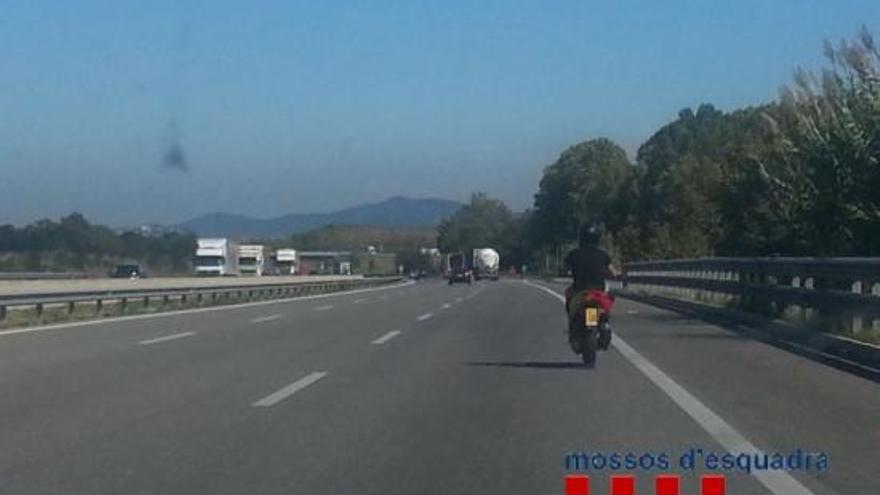 Imatge cedida pels Mossos del ciclomotor per l&#039;AP-7.