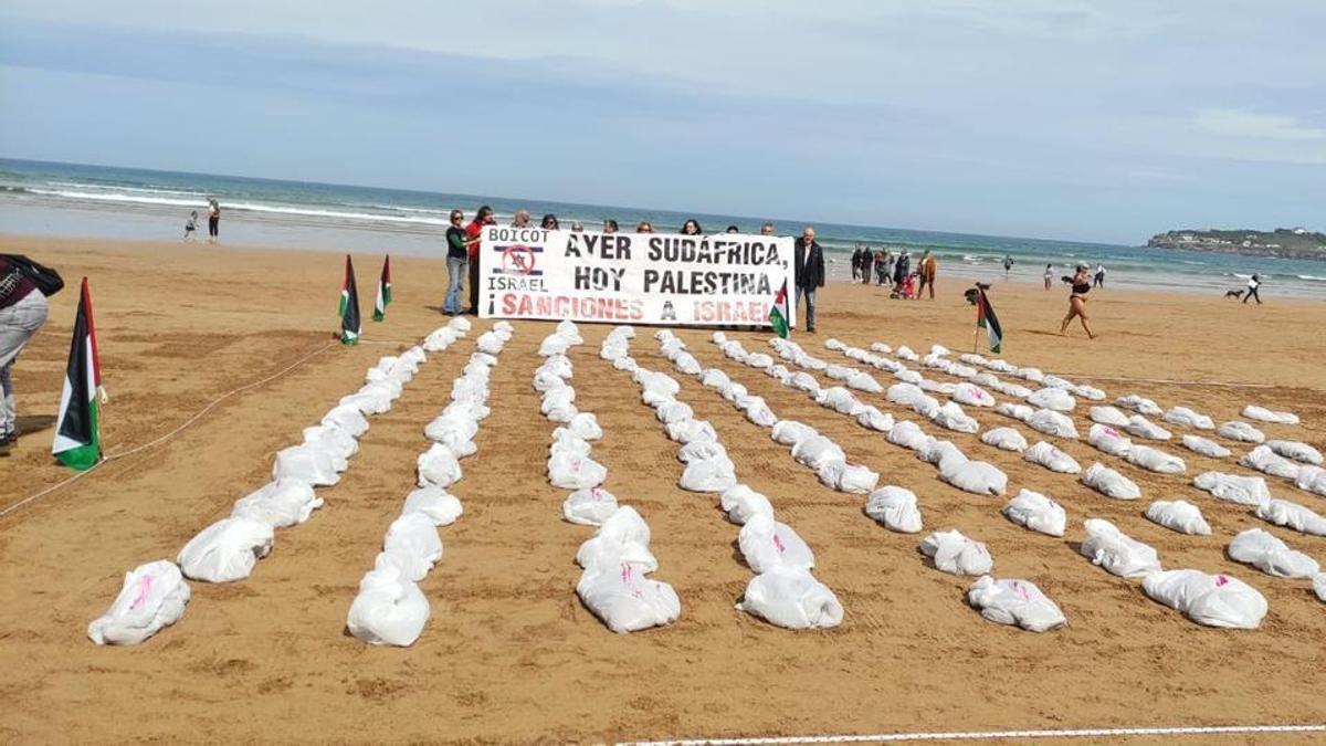 Imagen de la protesta en la playa de San Lorenzo