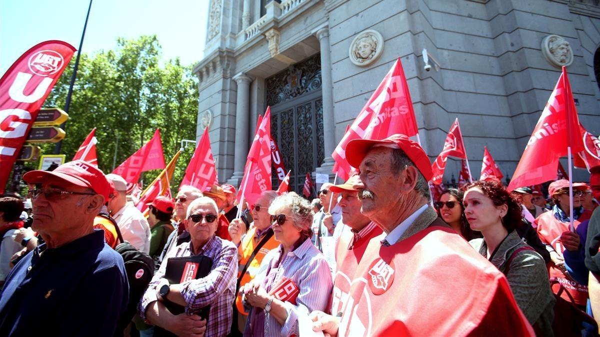 Concentración de pensionistas ante el Banco de España.