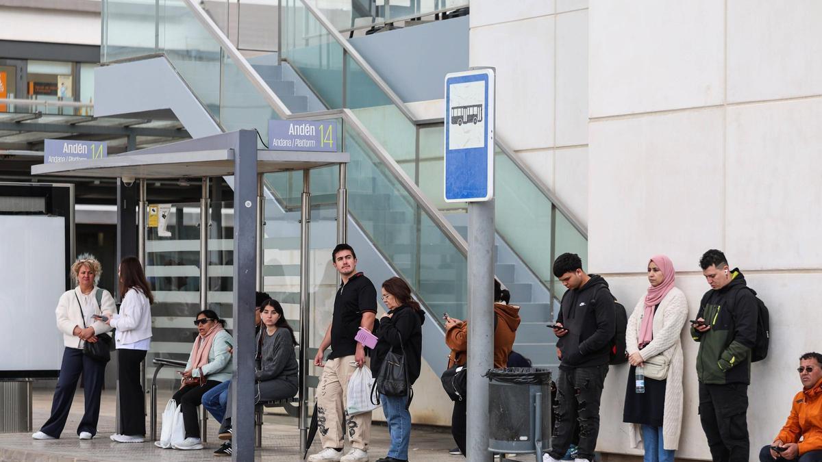 Usuarios a la espera de la llegada del autobús en una parada del Cetis.