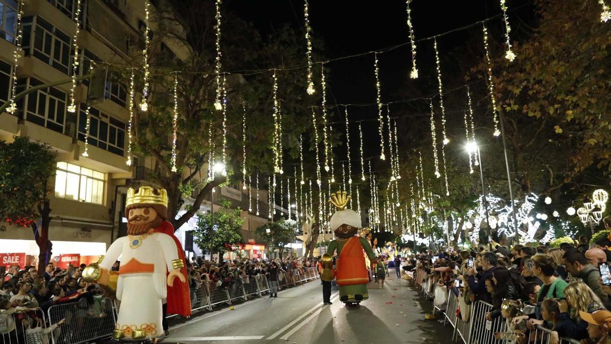 Figuras de animación en la cabalgata de los Reyes Magos del año pasado en Marbella.