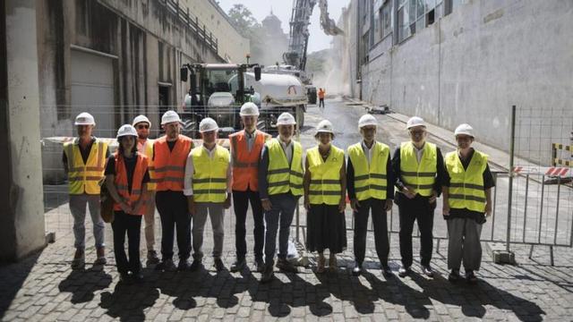 Jaume Collboni i Alícia Romero visiten les obres a Fira de Montjuïc.Jaume Collboni i Alícia Romero, al centre, durant la visita a les obres de remodelació de Fira de Montjuïc, mentre avancen els treballs de demolició dels primers pavellons. | AJUNTAMENT DE BARCELONA