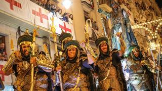 El alférez moro culmina una Entrada multitudinaria