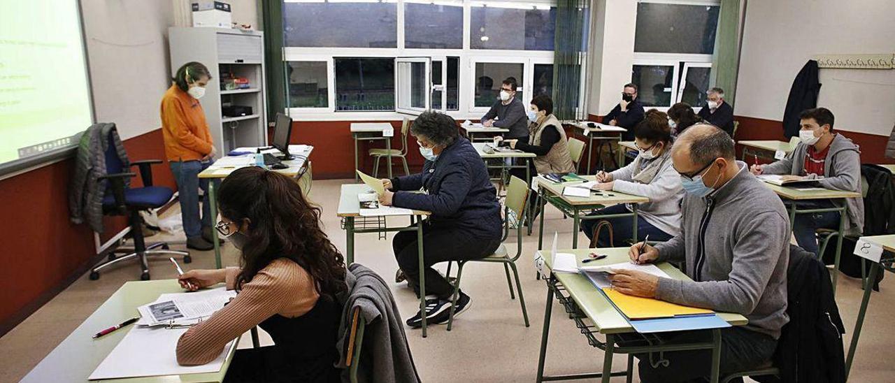 Alumnos durante una clase en la Escuela Oficial de Idiomas de Gijón.