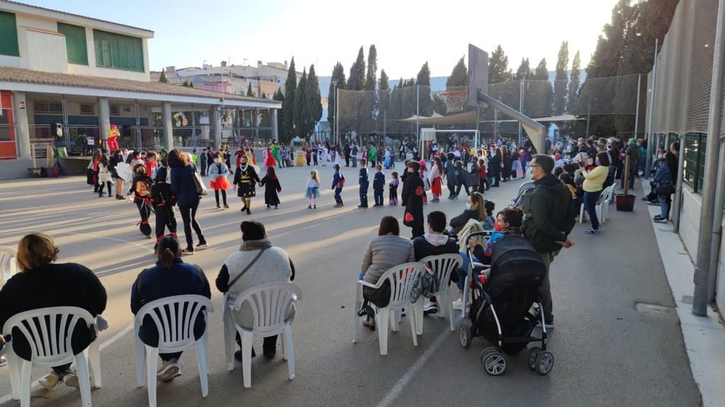 Disfraces para todos los gustos en los patios de los colegios de Manacor.