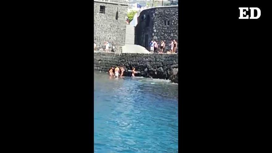 Un vehículo se precipita al mar en el muelle de Puerto de la Cruz