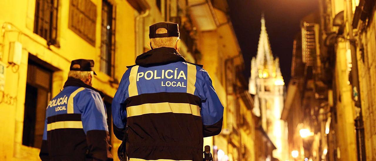 Dos agentes de la Policía Local de Oviedo patrullan por el casco histórico. | LNE