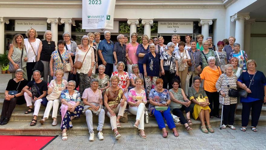 Antigues companyes de l’escola Renaixença de Manresa es retroben al Kursaal Espai Gastronòmic