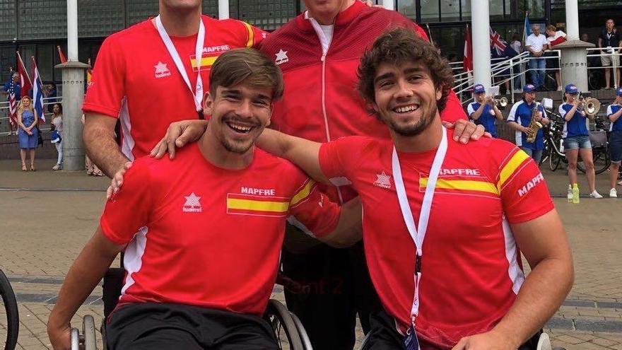 Martín de la Puente (izqda.), junto a Daniel Caverzaschi. De pie, Enrique Siscar y el capitán del equipo Fernando Esteve. @spaintenis