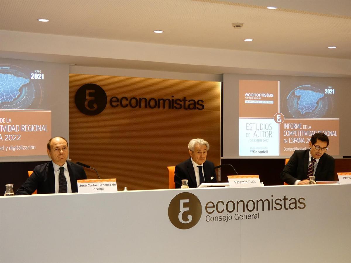 De izquierda a derecha: José Carlos Sánchez de la Vega, director técnico del Informe de la competitividad regional en España; Valentín Pich, presidente del Consejo General de Economistas de España y Patricio Rosas Martínez, coordinador del Informe de la competitividad regional en España.