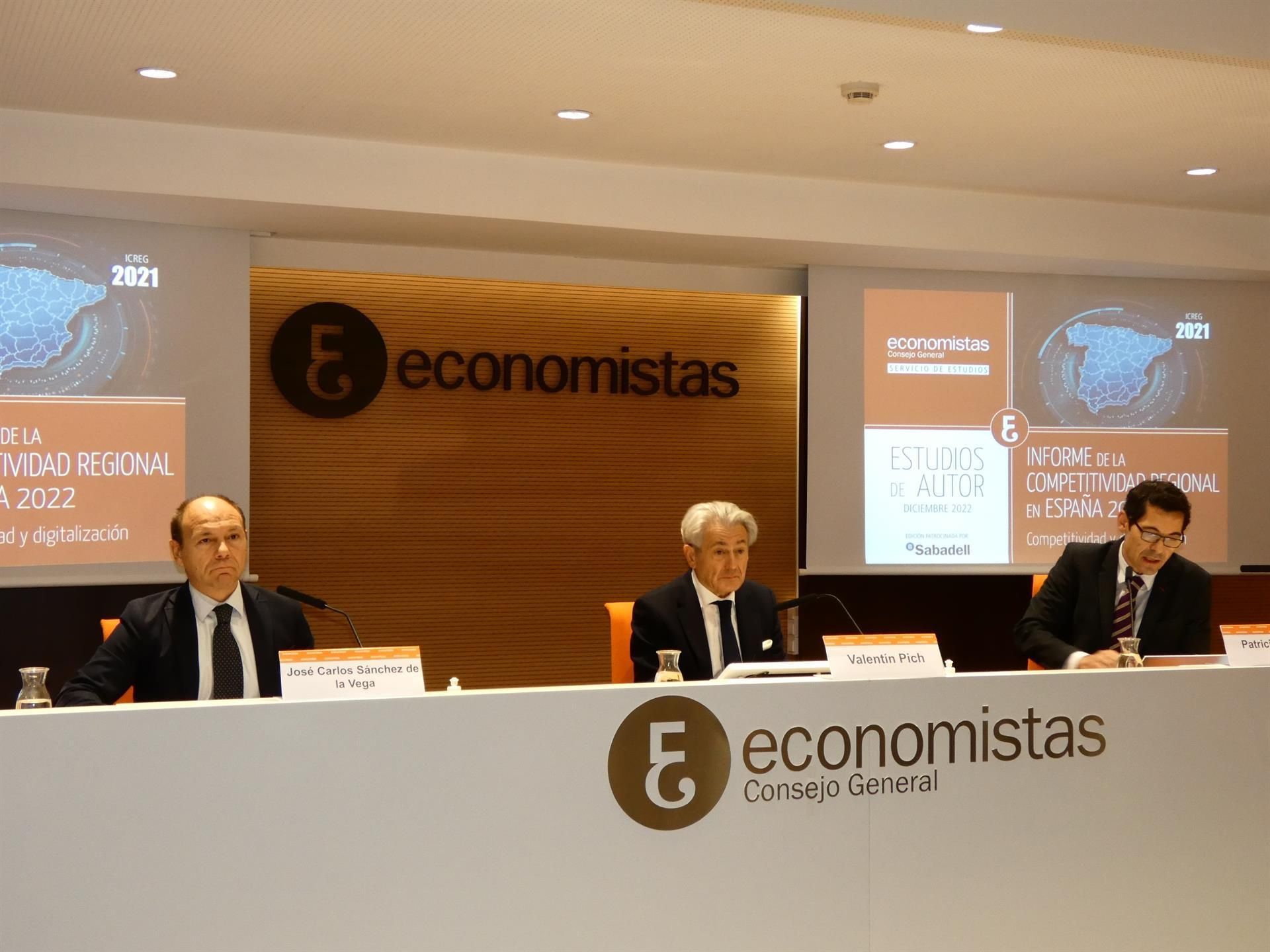 De izquierda a derecha: José Carlos Sánchez de la Vega, director técnico del Informe de la competitividad regional en España; Valentín Pich, presidente del Consejo General de Economistas de España y Patricio Rosas Martínez, coordinador del Informe de la competitividad regional en España.