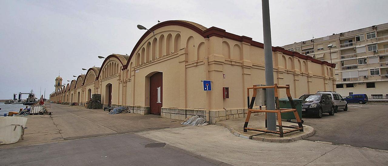 Los tinglados fruteros,
junto a la plaza de la
Lonja, en el muelle
sur de Gandia.  ximo ferri