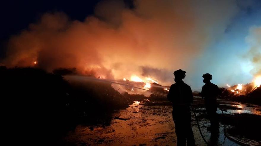 Los bomberos, durante las labores de extinción