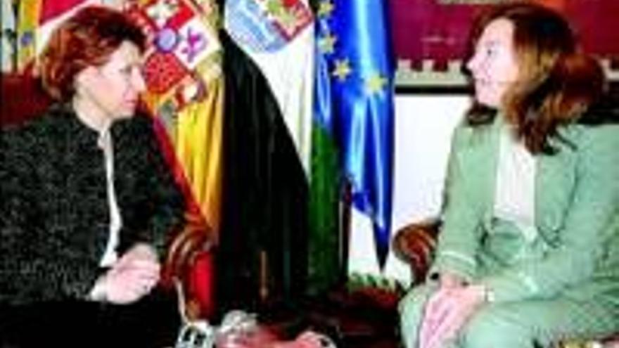 La alcaldesa recibe a la fiscal jefe de la provincia