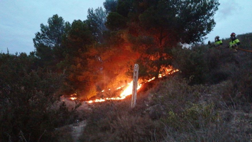 Los bomberos de Cartagena intervienen en un incendio declarado en la subida del monte San Julián