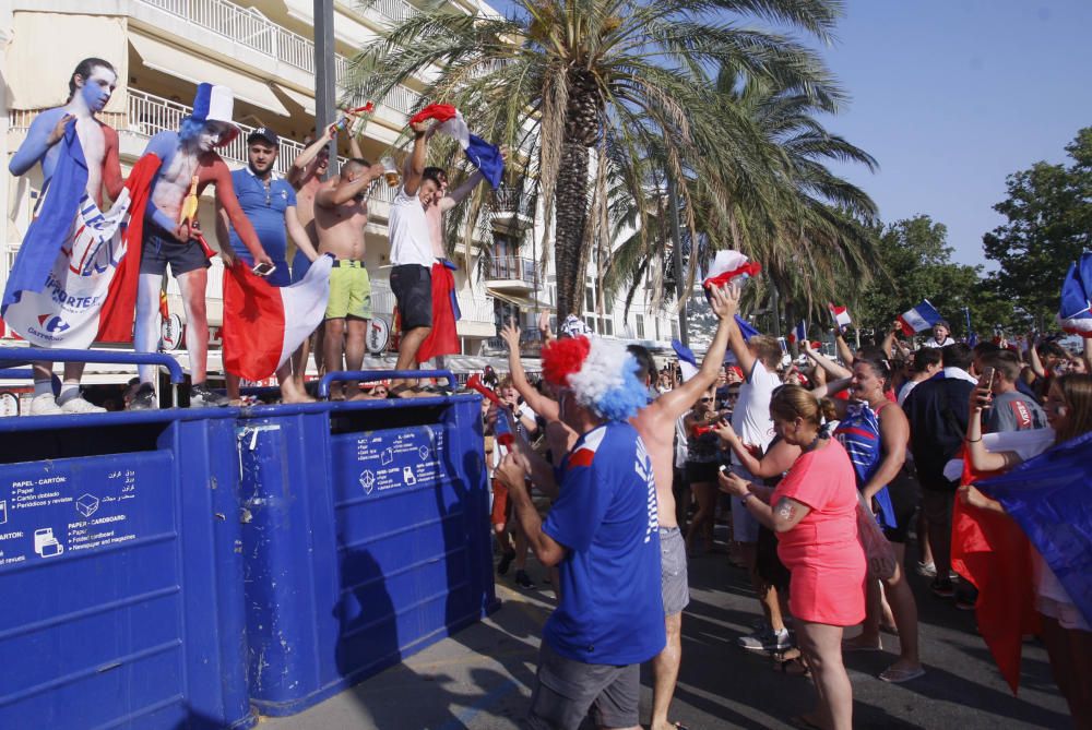 L''afició francesa a Roses celebra la victòria del seu equip al Mundial