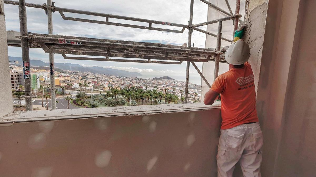 Un obrero trabaja en la construcción de viviendas públicas en Santa Cruz de Tenerife. | MARÍA PISACA