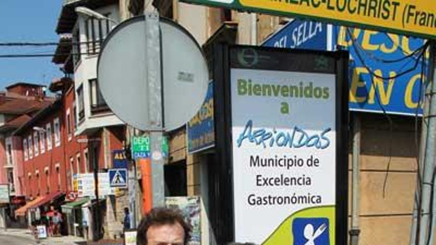 Manzano y Campoviejo, posando a la entrada de Arriondas.