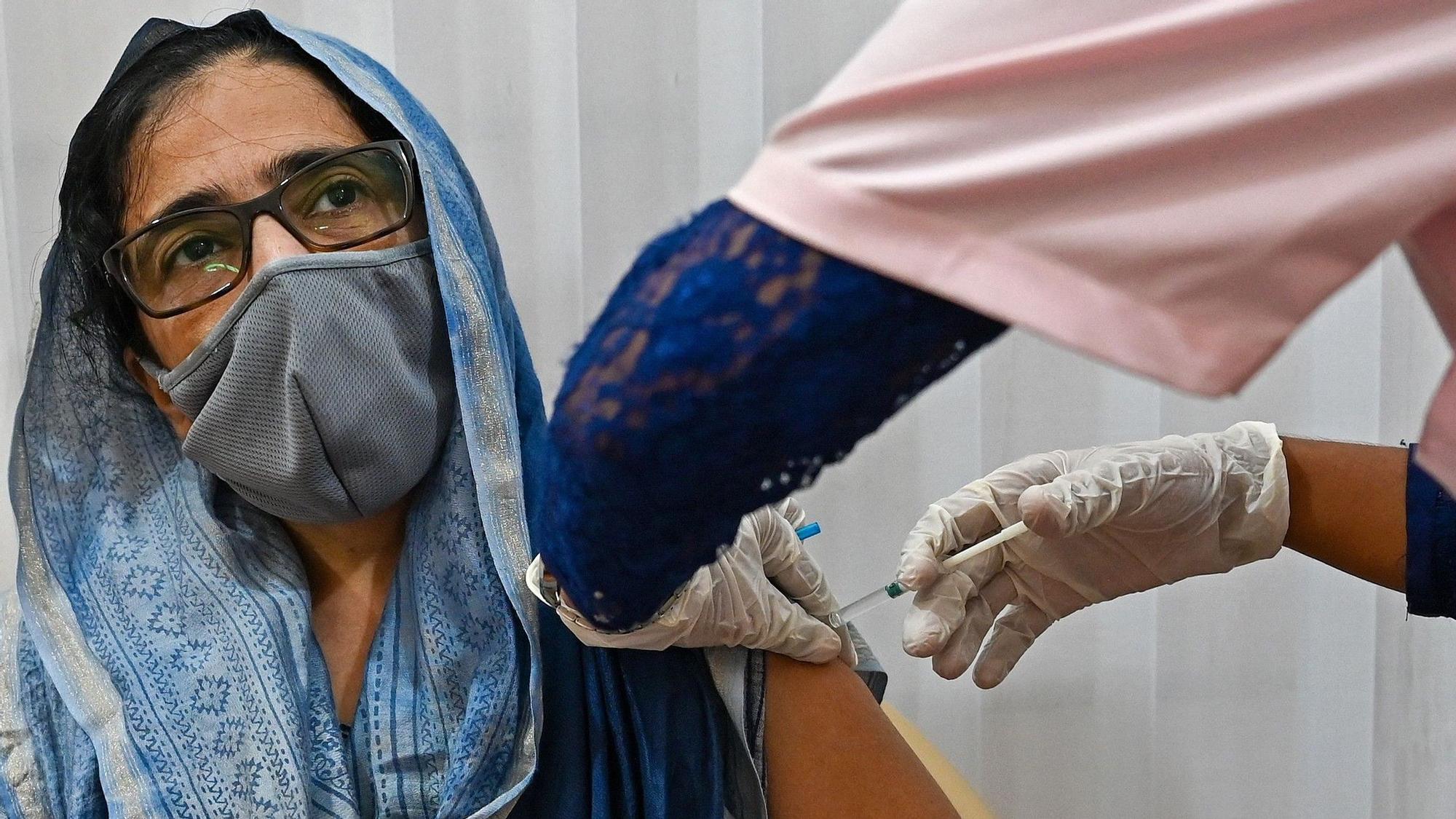 Una mujer recibe la vacuna contra el covid en un centro de vacunación de Bombay (India), el pasado 12 de mayo.