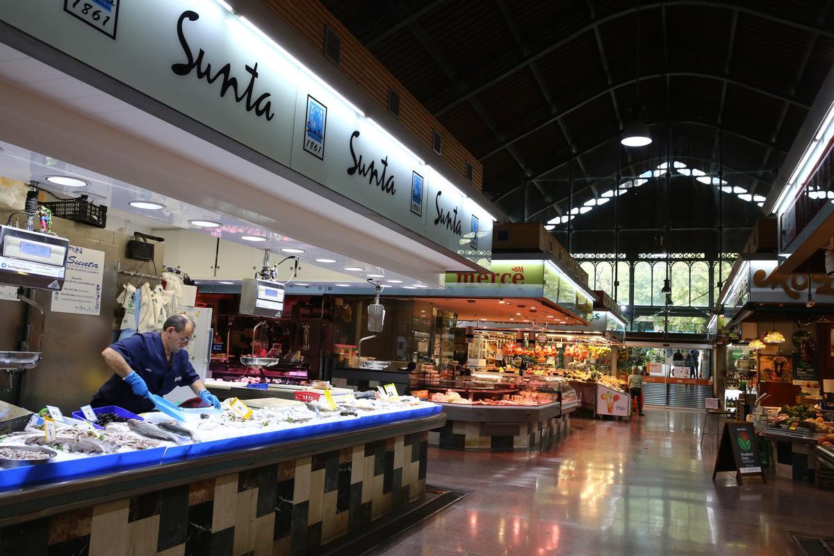 El pasillo central del Mercat de la Concepció.