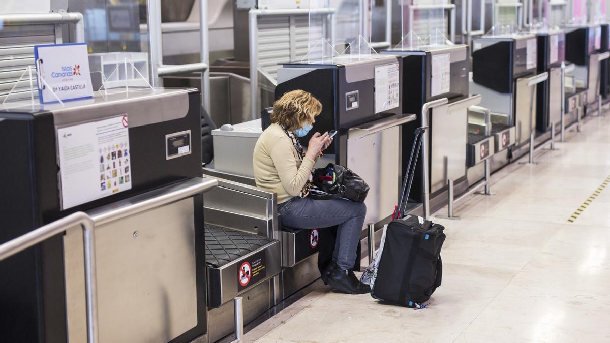 Una dona amb una maleta a la terminal T4 de l&#039;Aeroport Adolfo Suárez Madrid-Barajas.