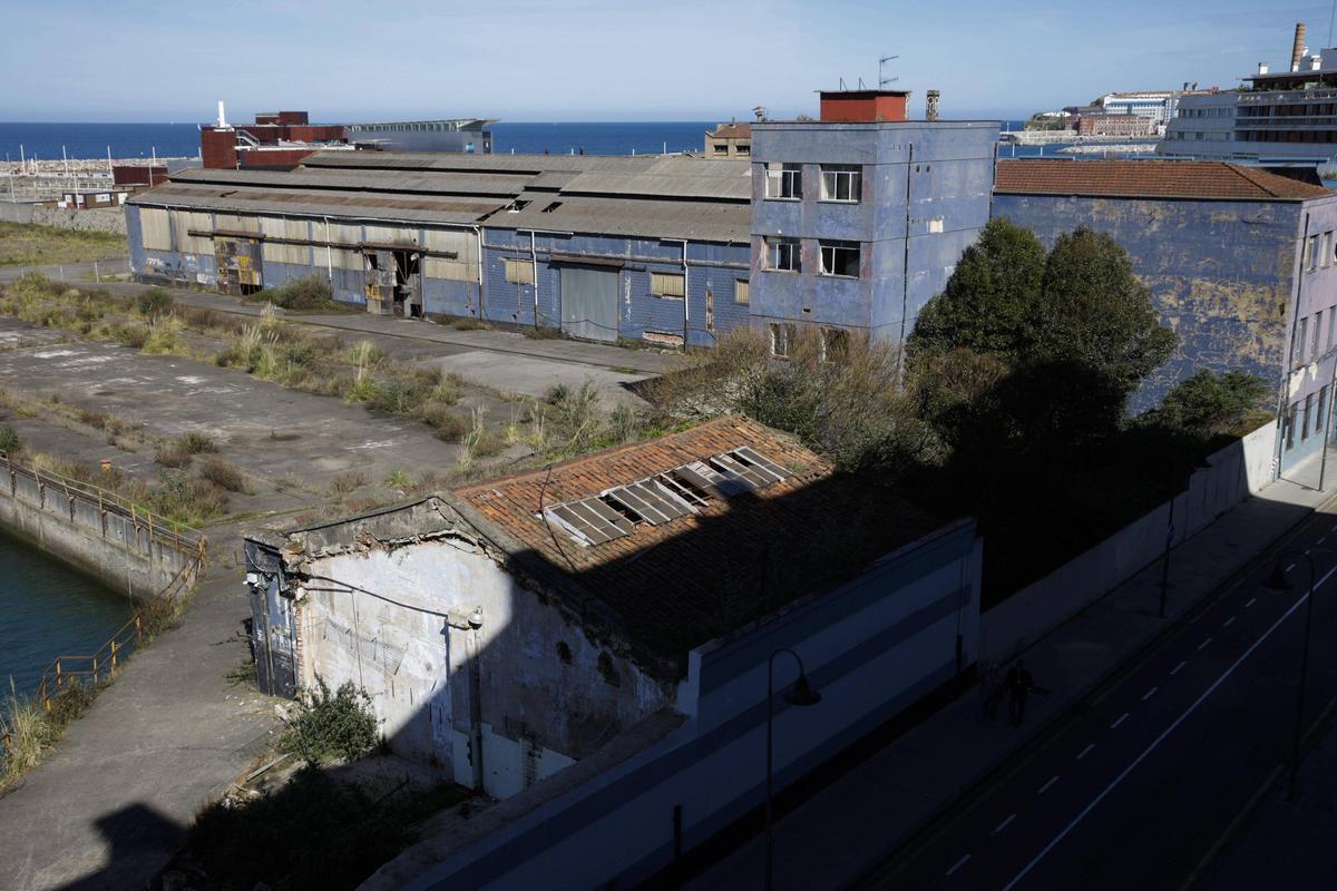Parte de las viejas naves de Naval Gijón.