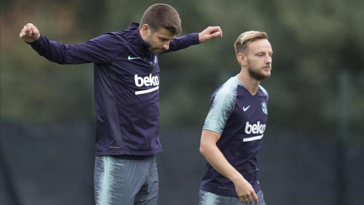 Piqué y Rakitic, en un reciente entrenamiento con el Barça.