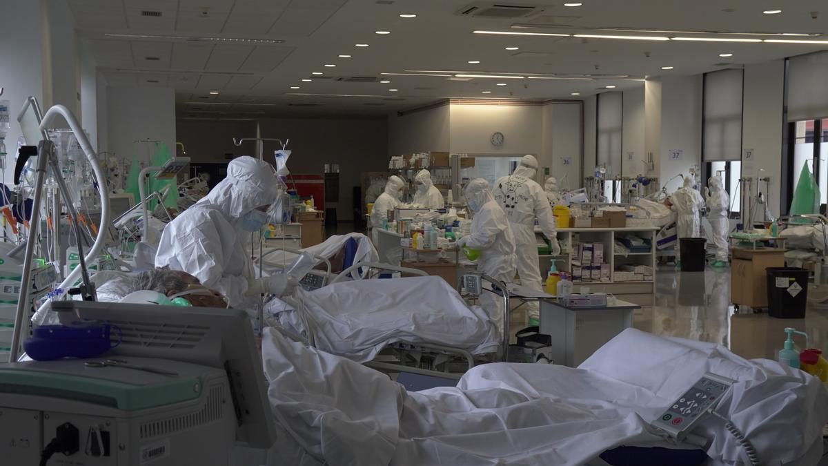 Pacientes COVID ingresados en un hospital.