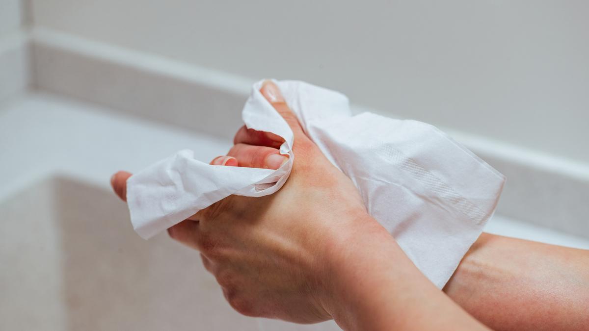 Las toallitas suelen ser muy contaminantes y no son aptas para tirar al wc