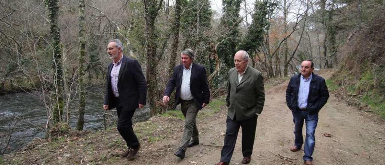 Varela junto a otros representantes de la Xunta, en una visita a la ruta hace casi un año. // Bernabé/Gutier