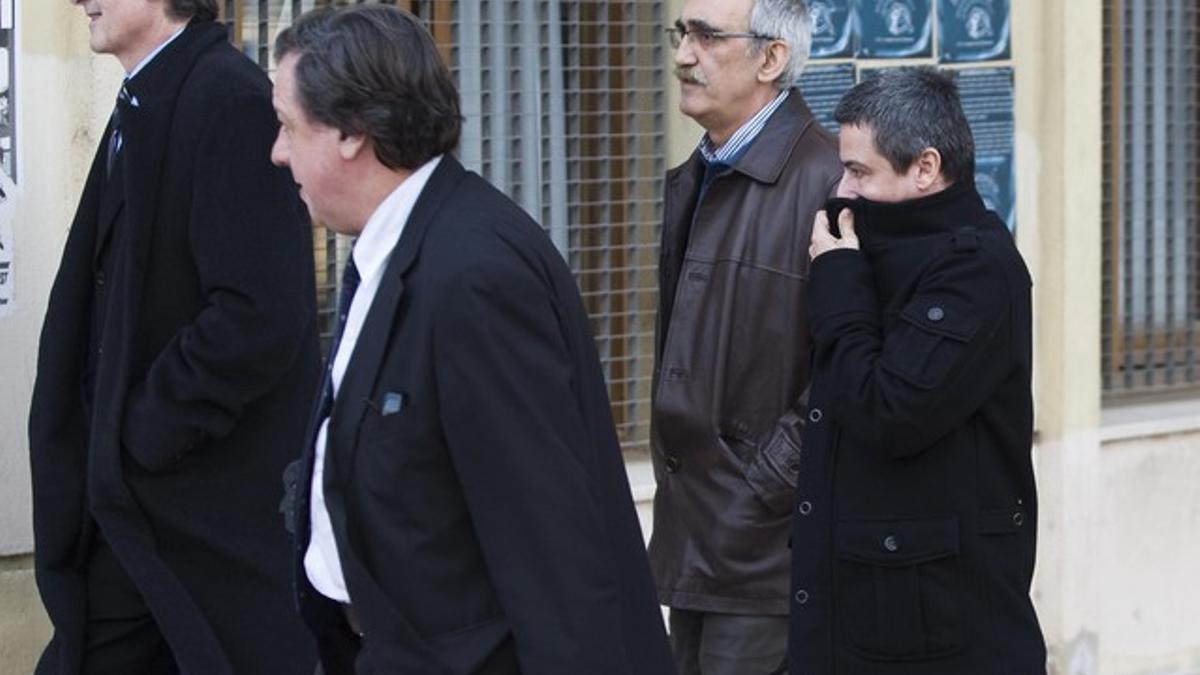 Los imputados por corrupción policial declaran en los juzgados de Martorell, el 13 de febrero del 2009. Con pelo blanco y abrigo de cuero marrón, el teniente coronel López Rubio.