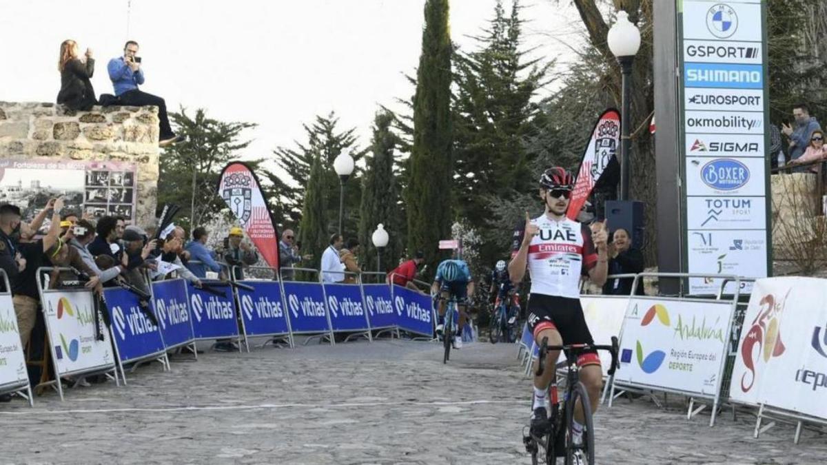 Alessandro Covi llegando a la meta de la segunda etapa de la Vuelta a Andalucía.