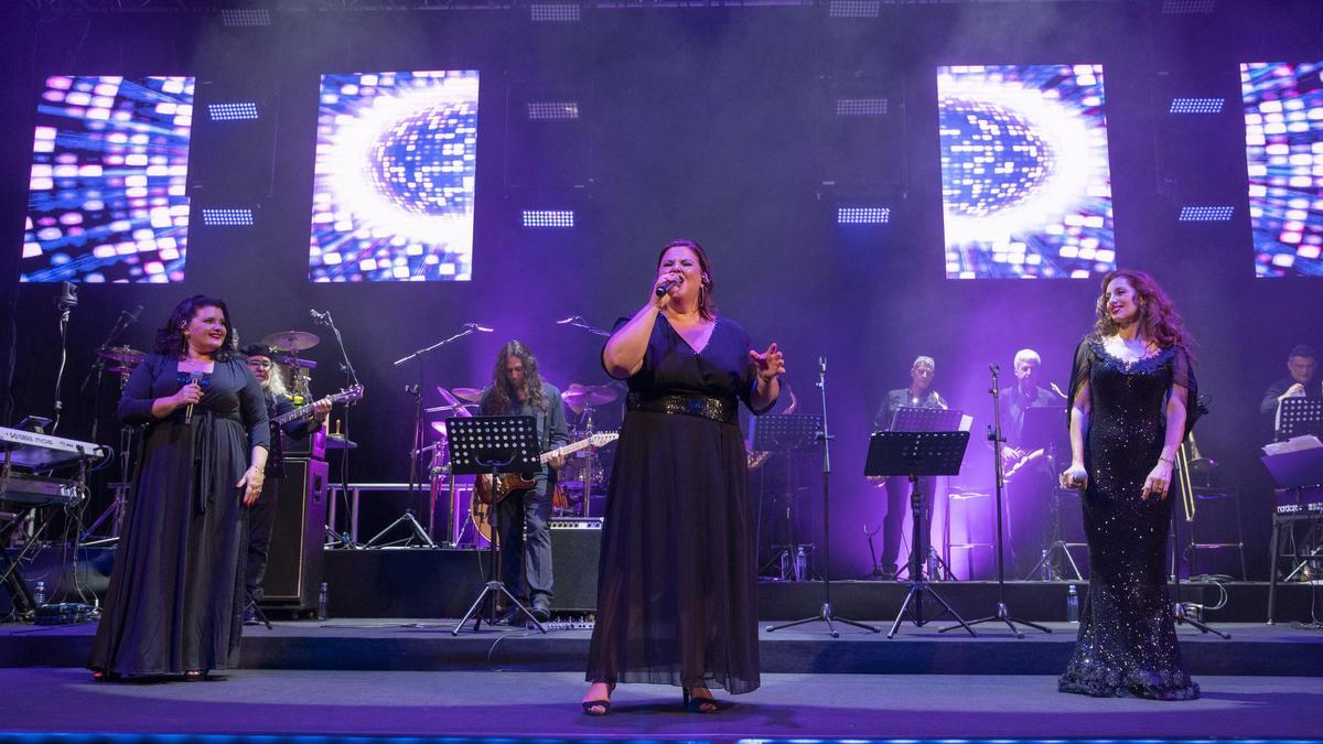 Las tres vocalistas de la City Dock Band acompañadas de los músicos del grupo.