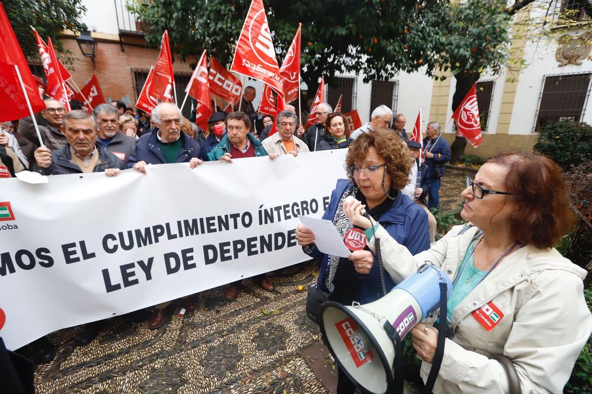 Concentración de UGT y CCOO frente a la Delegación de Igualdad.
